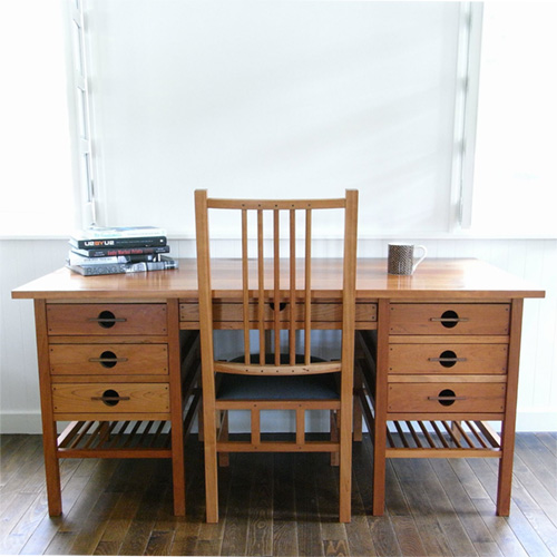 シンプルな木材の家具